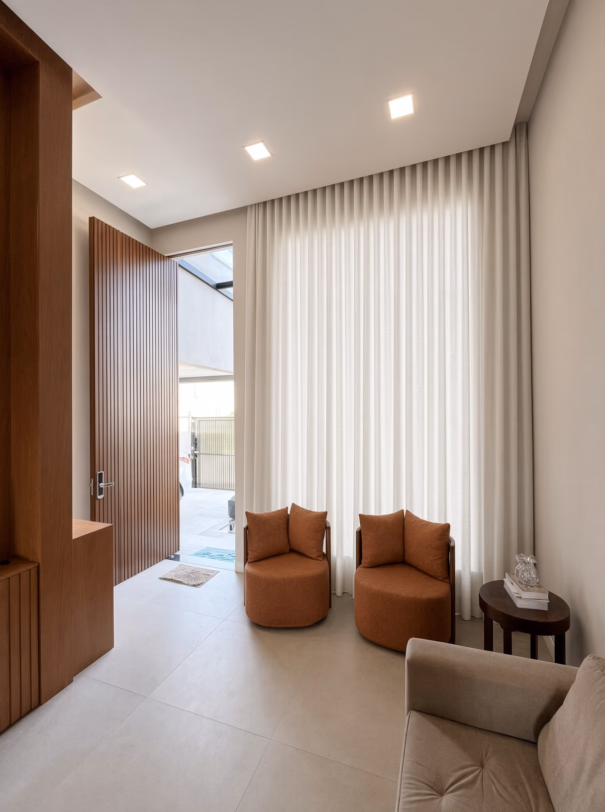 Cortina wave off-white em hall com pé-direito duplo, projeto ShineCortinas em Volta Redonda